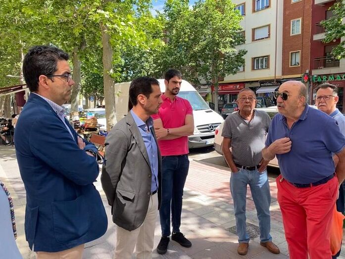 Pablo Pérez junto miembros de su equipo charla con los vecinos de la Avda. de la Constitución afectados por el nuevo carril bici