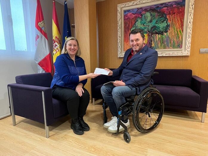 Fran Sardón, presidente de PREDIF, entregando la carta a la consejera de Familia