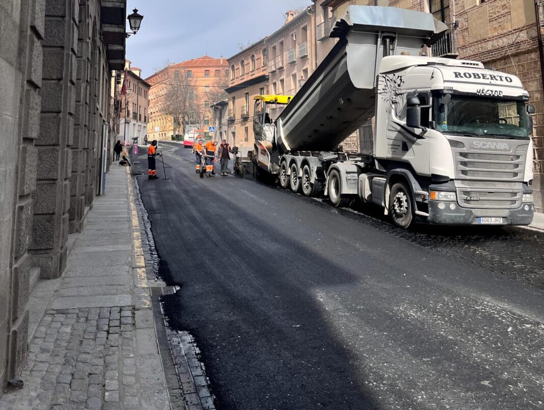 Polémica en Segovia por el asfaltado en pleno casco histórico: críticas por “atentado” al patrimonio