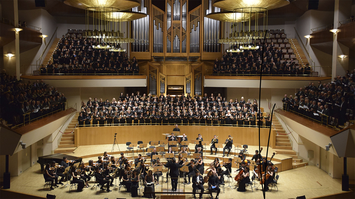La Fundación Caja Rural de Segovia lleva Carmina Burana al Castillo de Cuéllar en un gran concierto con más de 120 músicos
