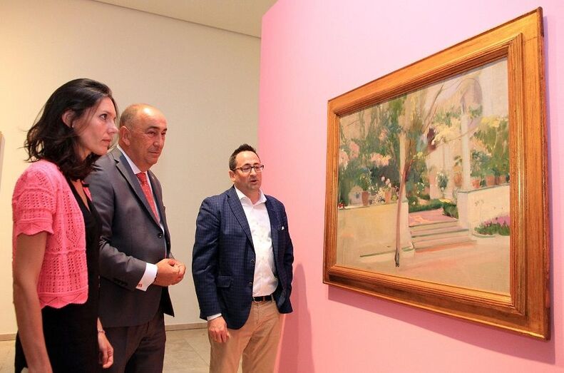 De izquierda a derecha, Ana Doldán de Cáceres, comisaria de la exposición y directora del Museo de Arte Contemporáneo Esteban Vicente; Miguel Ángel de Vicente, presidente de la Diputación de Segovia y del Museo; y Andrew Stein, presidente de The Harriet a