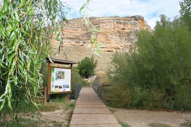 Senda desde la casa del parque Hoces del Riaza.