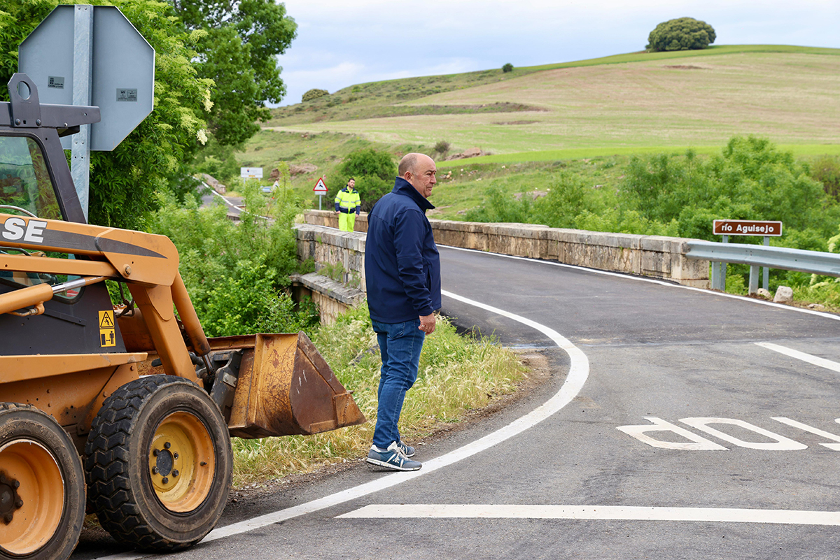 La Diputación invierte más de 175.000 euros en las obras de mejora de la carretera que conecta Valvieja y Francos, dentro del término municipal de Ayllón